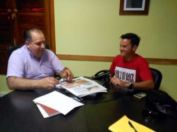 El edil Juan Martel junto al cantautor gariteño Toni González (Foto TA)