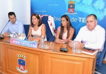 Carmen Hernández presentando los resultados de la auditoría de Fomentas junto a los concejales Alejandro Ramos, Natalia Santana y Juan Martel (Foto TA)