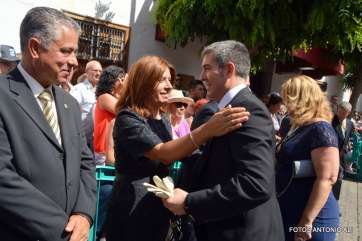 Carmen Hernández saluda a Fernando Clavijo a su llegada ayer a la procesión de la Virgen del Pino en Teror (Foto Antonio Alí)