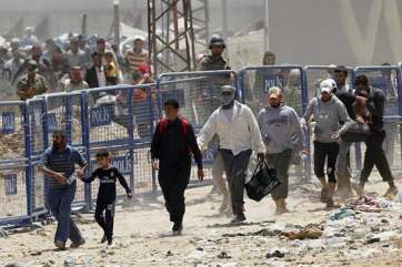 Un grupo de refugiados sirios, en dirección a la frontera de Turquía (Foto Agencia EFE)