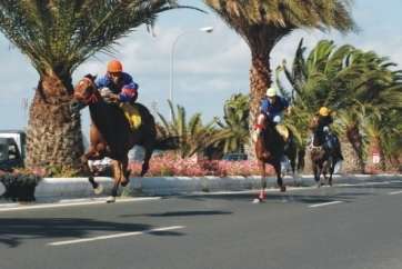 Imagen de archivo de una carrera de caballos en la Avenida del Cabildo (Foto TA)