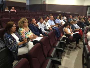 La alcaldesa de Telde, Carmen Hernández, junto a Isabel Guerra y a otros regidores en la sesión de la Fecam (Foto TA)