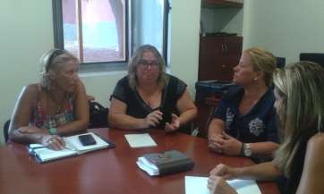 Momento de la reunión de las mandatarias con parte de la directiva de la asociación de empresarios (Foto TA)