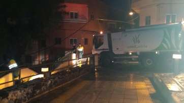 Operarios de limpieza durante el dispositivo (Foto TA)