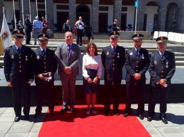 Félix Ramos estuvo arropado por la alcaldesa, el concejal del área y otros miembros de la Policía Local (Foto TA)
