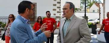 José Alcaraz (d) charla en la plaza de San Juan con el concejal Gregorio Viera (Foto TA)
