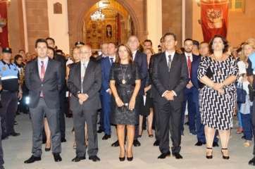El presidente del Cabildo, Antonio Morales, anoche en la procesión del Cristo de Telde, junto a la alcaldesa (Foto TA)