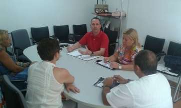 El concejal Eloy Santana y los comerciantes de Los Llanos, durante el encuentro (Foto TA)