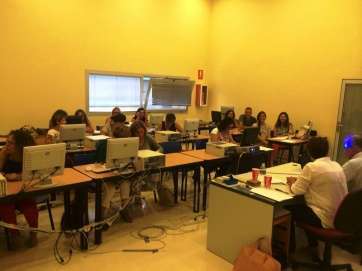 Los trabajadores durante la formación (Foto TA)