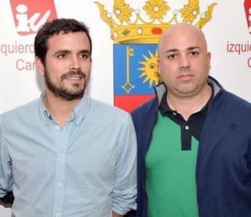 José Antonio Alonso (d), coordinador de la formación en Telde, junto a Alberto Garzón (i), candidato de IU a la Presidencia del Gobierno de España (Foto TA)
