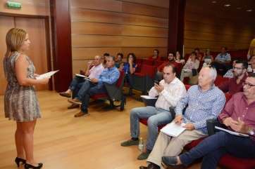 Momento del encuentro de este viernes en el Cabildo (Foto TA)