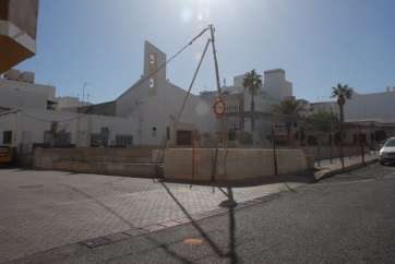 Cables en la inacabada plaza de Clavellinas (Foto TA)