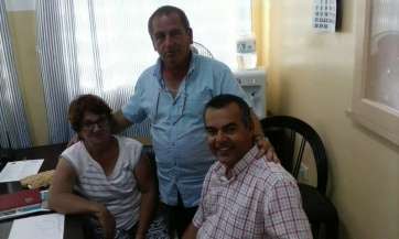 Álvaro Monzón con la junta directiva de la asociación Punto y Seguido (Foto TA)