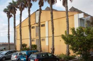 Placas en la cubierta del Colegio Príncipe de Asturias, de Melenara (Foto TA)