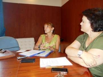 La consejera insular de Turismo (i), con la concejala del área, Celeste López (Foto TA)