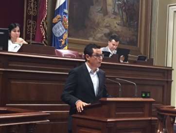 El diputado regional y concejal teldense Pablo Rodríguez, este miércoles en el Parlamento de Canarias (Foto TA)