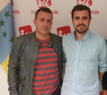 Francisco Javier Muñoz, miembro del Consejo Político que opta a ser candidato al Congreso, junto al líder nacional de IU, Alberto Garzón (Foto TA)