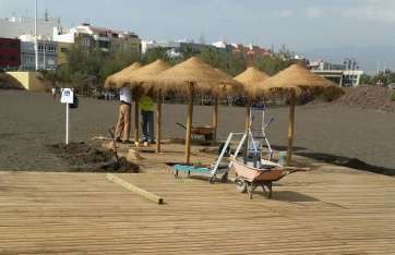 Espacio reservado con sombrillas (Foto TA)