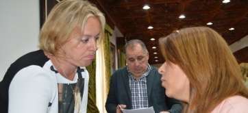 La alcaldesa Carmen Hernández y la concejala Sonsoles Martín, en una imagen de archivo. Al fondo, el edil Juan Martel, hoy en el Gobierno (Foto TA)