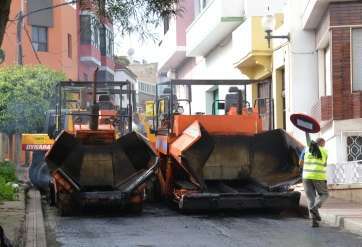 Imagen de archivo de unas obras de asfaltado en el casco de Telde (Foto TA)