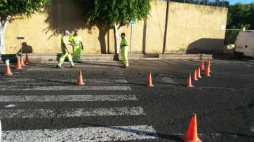 Operarios pintando el paso de peatones (Foto TA)