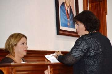 Mari Carmen Castellano (PP) y Celeste López, en el pleno de esta mañana (foto TA)