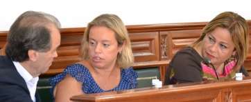 José Suárez, Sonsoles Martín y Mari Carmen Castellano, concejales del PP, durante el Pleno de este miércoles (Foto TA)