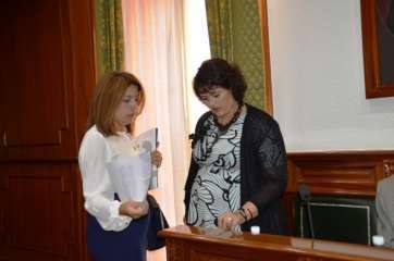 La alcaldesa, ayer en el Pleno ordinario de septiembre, charla con la concejala de Economía y Hacienda, Celeste López (Foto TA)
