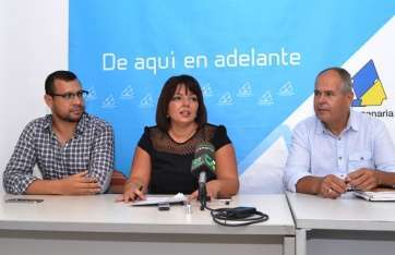 Gloria Cabrera, entre Efraín Gómez y Juan Monzón, la pasada semana, en la sede del grupo municipal de CC (Foto TA)