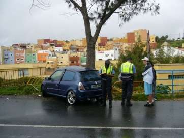 Imagen de agentes de la Policía Local en un accidente de tráfico (Foto TA)