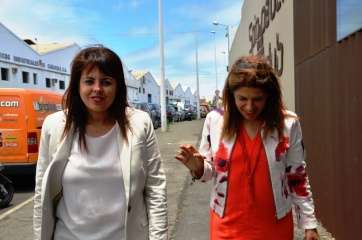 La alcaldesa de Telde (d) con la consejera insular Minerva Alonso (Foto TA)