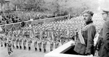 El dictador Francisco Franco, en un desfile militar en 1939 (Foto TA)