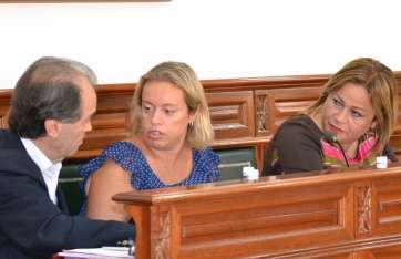 Imagen reciente de los tres concejales del PP en el último Pleno municipal (Foto TA)