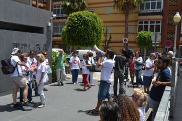 Imagen de archivo de una protesta contra un desahucio, ante los juzgados de Telde (Foto TA)