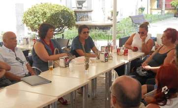 Imagen del encuentro celebrado este mediodía para perfilar el espacio artesanal en el Rincón Plácido Fleitas (Foto TA)