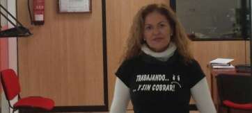 Marga Cerpa, con la camiseta usada por el personal de Fomentas para reclamar el pago de sus nóminas