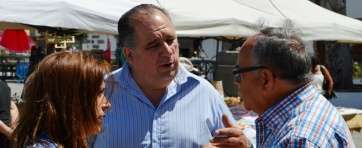 Martel, en el centro de la imagen, con la alcaldesa Carmen Hernández y el conocido vecino Carmelo Almeida (Foto TA)