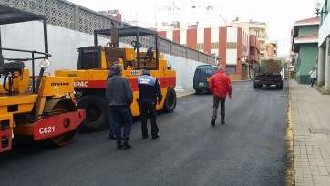 Imagen de archivo de unas obras de asfaltado en el casco de Telde (Foto TA)