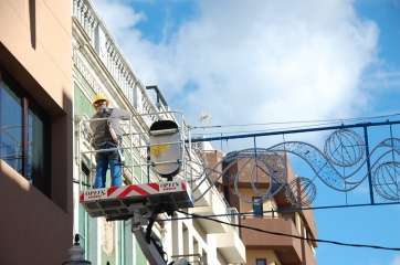 Imagen de archivo de la colocación de la iluminación navideña en una calle de Los Llanos de Telde (Foto TA)