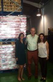 Natalia Santana (i.), en una de las visitas. (Foto TA)