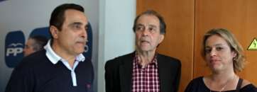 Sonsoles Martín (d) junto a José Suárez (c) y al ex alcalde y nuevo secretario político del PP Francisco Valido (i) (Foto TA)