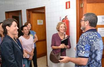 La consejera María Jesús Nebot (d), esta mañana con el concejal Gregorio Viera y las trabajadoras de la Concejalía de Igualdad (Foto TA)