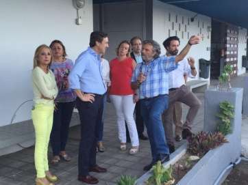 Hernando, acompañado por dirigentes insulares y locales del PP, en las instalaciones de Yrichen)