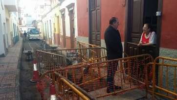 Juan Martel (i), durante anteriores trabajos acometidos en la calle Palmito (Foto TA)