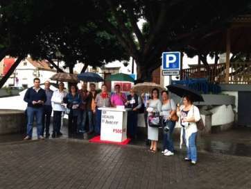 Miembros de la Agrupación socialista Juan Negrín, ayer en la plaza de Los Llanos (Foto TA)
