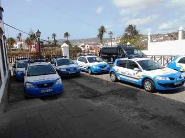 Vehículos de la Policía Local, algunos de ellos con la ITV vencida (Foto TA)