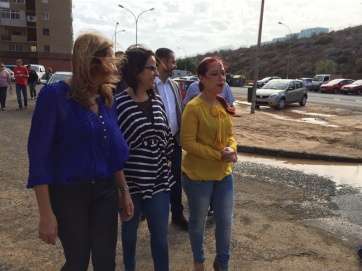 Un momento de la visita de Hernández (3d.) a Jinámar (Foto TA)