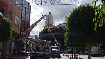 Trabajos de colocación de la iluminación navideña en Los Llanos (Foto TA)