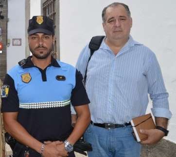 Juan Francisco Martel (d.), junto al agente Sergio Mendoza (Foto TA)