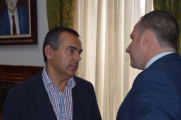 Los ediles Álvaro Monzón y Eloy Santana charlan después del Pleno (Foto TA)